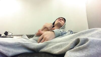 Hoodie Wank - Amateur Solo Web-Cam: The Ultimate Hoodie Fetish Experience!
