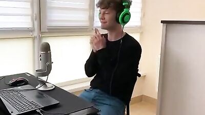 Online Classes Boys Porn: Chillin After Amateur Solo Voyeur!