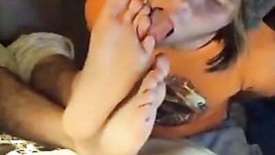 Foot Worship: Broke Skater Toes Sucked by Straight Boy!