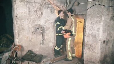 Pompier se fait enculer gay porn - A hot fireman gets fucked in the ass!