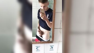 Matt Lloyd in the mirror: Muscle Boys Handjob Web-Cam Sensation