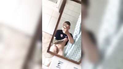 Matt Lloyd in the mirror: Muscle Boys Handjob Web-Cam Sensation