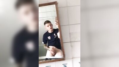 Matt Lloyd in the mirror: Muscle Boys Handjob Web-Cam Sensation