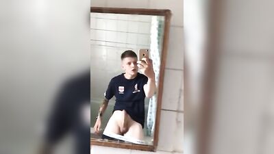 Matt Lloyd in the mirror: Muscle Boys Handjob Web-Cam Sensation