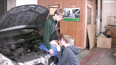 Labourers Lubrication: Tyler Manson Gets Stretched by Josh Frey!