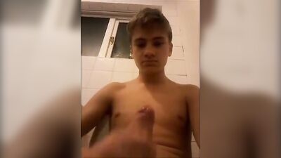 Gay Porn Video - Blonders Journey to the Toilet 18j Solo lonelygayboy blond wichsen jerk shy Er ist schüchtern aber geil.