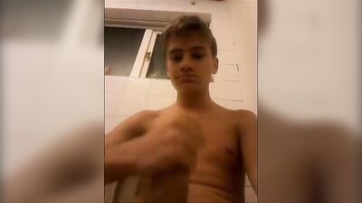 Gay Porn Video - Blonders Journey to the Toilet 18j Solo lonelygayboy blond wichsen jerk shy Er ist schüchtern aber geil.