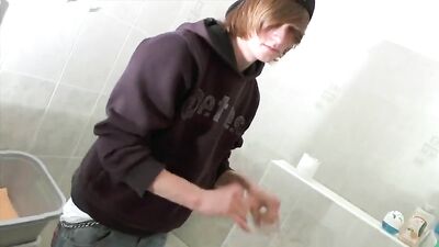 Teen takes bath gets handjob stright boys porn