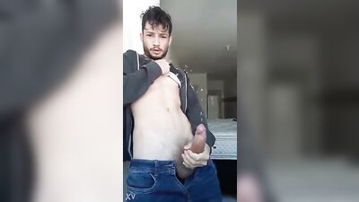 Felipinho dotado gozando na punheta