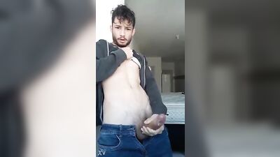 Felipinho dotado gozando na punheta