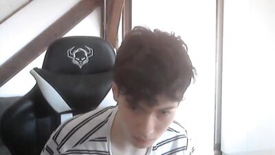 Curly Blackhair Desk Wank Boys Porn: A Gay Solo Video Experience