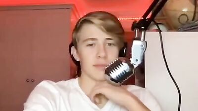 Virtual Gay World: Exploring Naked Guys with Big Cocks