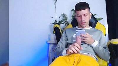 Gay Porn in Medellin: Bello Selfsucker Cums Free Hand Boys