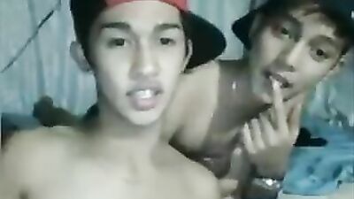 Couple asiatique super mignon sur le we