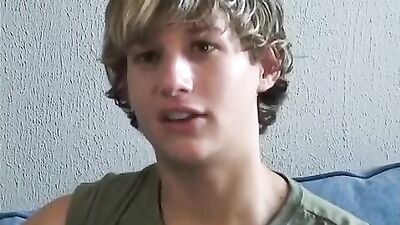 Steaming hot and sexy twink jerking. Oh so hot!!!