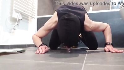 Hot Amateur in Yoga Pants and Sneakers Masturbates in Public!