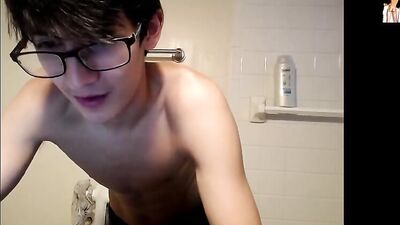 Amateur Body Boy Cam: Sexy Nerd Exposure