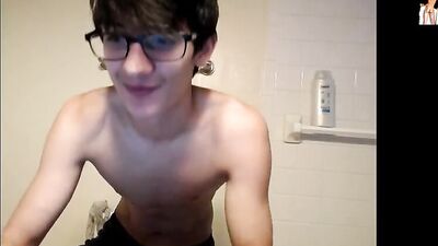 Amateur Body Boy Cam: Sexy Nerd Exposure
