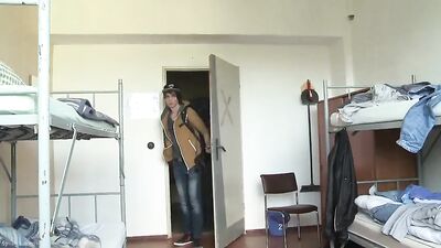 Young Encounters: Oral Pleasures in the Hostel! MJNHB