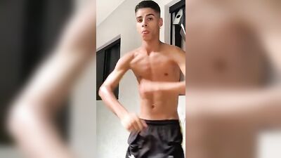 Jovem garoto dançando