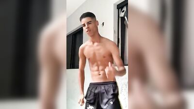 Jovem garoto dançando
