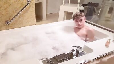 Raw Bareback Sex After Amateur Bubble Bath - Uncut & Uncensored