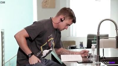 Raw Threeway: Cheating Muscle Boys in Bareback Action