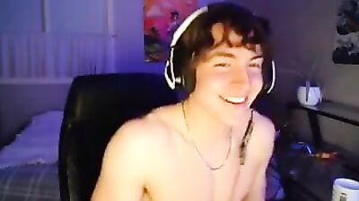 HUNG MUSCLE TEENS DILDO ADDICTION - CUMMING ON CAM!