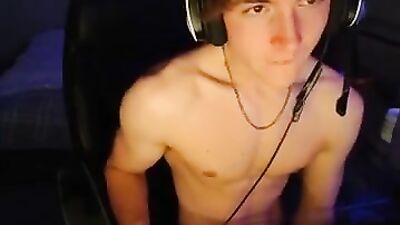 HUNG MUSCLE TEENS DILDO ADDICTION - CUMMING ON CAM!