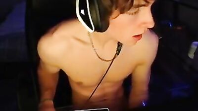 HUNG MUSCLE TEENS DILDO ADDICTION - CUMMING ON CAM!