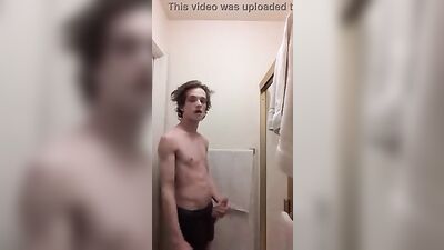 Gym Hunk: Hot Wank After Showers!