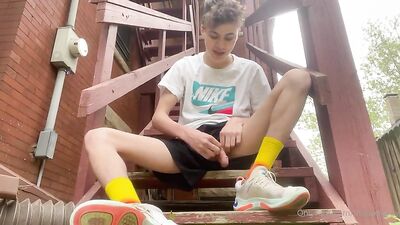 Gay Porn Sensation Loses His Precious Cum in Solo Web-Cam Shoot!