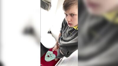 Gay Boys Porn Toilet Fun - Amateur Cum Shots