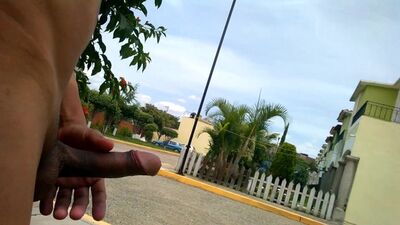 Jalándomela en el patio de mi casa