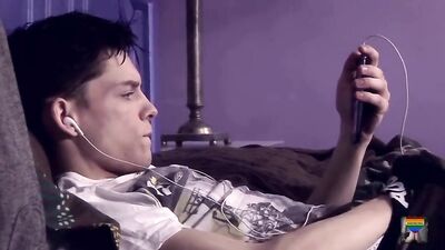 Aaron Plays Nicely With Himself HT