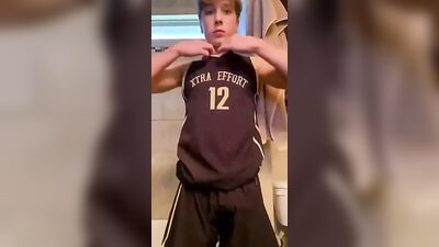 Flashing Ripped Twinkie - Amature Frat Guys Solo!