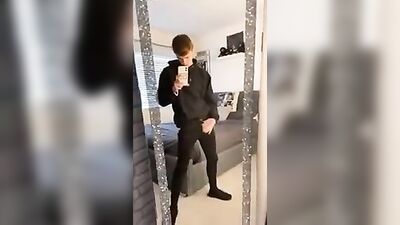 Discover the Cuties Hot Wank in Front of Mirror!