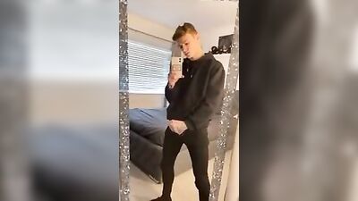 Discover the Cuties Hot Wank in Front of Mirror!