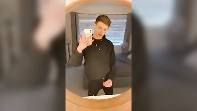 Discover the Cuties Hot Wank in Front of Mirror!