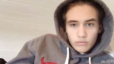 Cute guy shows off his buff bod to wank