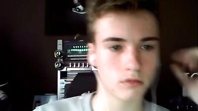 AF Fit Twink Shows Off His Assets on Web-Cam!