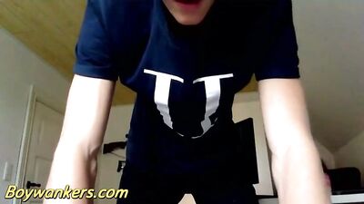 Muscle Fitness Models Webcam Showcase - Amateur Muscle Boys cute fit guy with big gun shows off on cam!