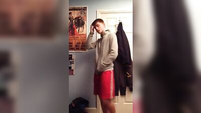 Stripping Twink Cam solo amateurs, hot and young with a beautiful blonde hair