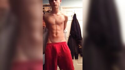 Stripping Twink Cam solo amateurs, hot and young with a beautiful blonde hair