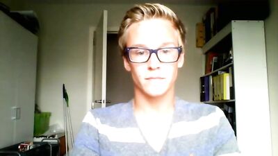 Blonde stud shows off his rock hard muscles and big cock in a sexy selfie