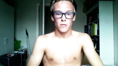 Blonde stud shows off his rock hard muscles and big cock in a sexy selfie