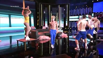 Raoul Vázquez sings in Tu Cara Me Suena music reality show