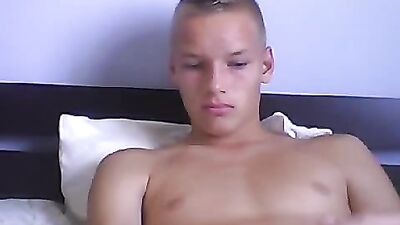 Blonde stud shows off his ultra-handsome mug in a solo wank session