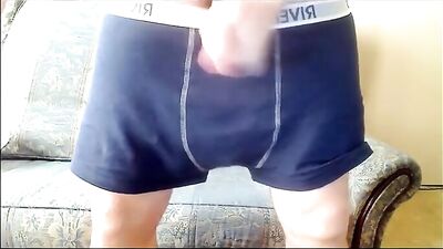 Self-shot amateur muscles guy reveal his big cock on web-cam