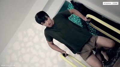 Two hot studs bareback and go head-to-head in a series of intense cum shots, ending with an explosive facial!